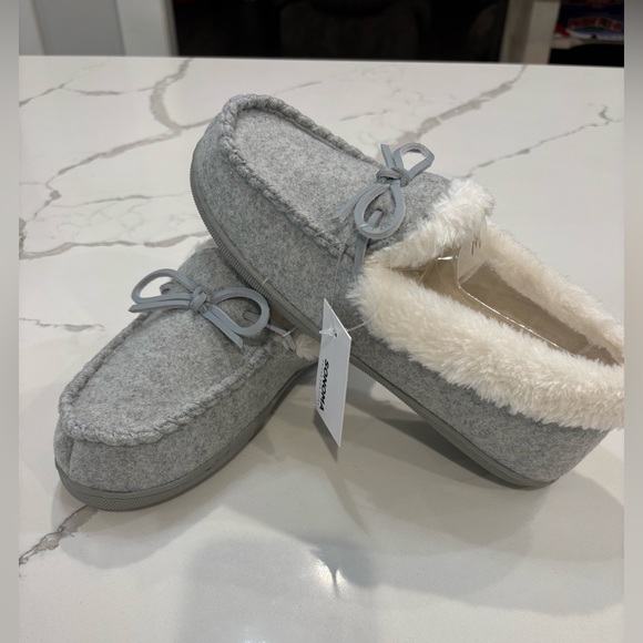 Sonoma Woman’s Size M 7/8 Grey Fleece Lined Moccasins Slippers Faux Suede NEW - Picture 2 of 6